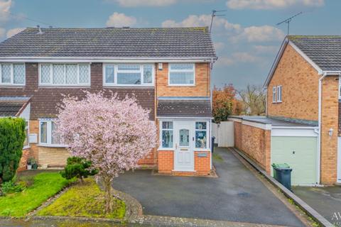 3 bedroom semi-detached house for sale - Florida Way, Kingswinford, West Midlands, DY6