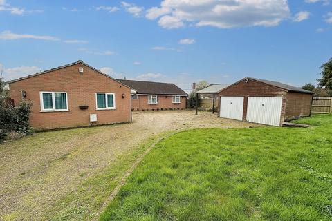 3 bedroom bungalow for sale - Winchester Road, Four Marks, Alton, Hampshire