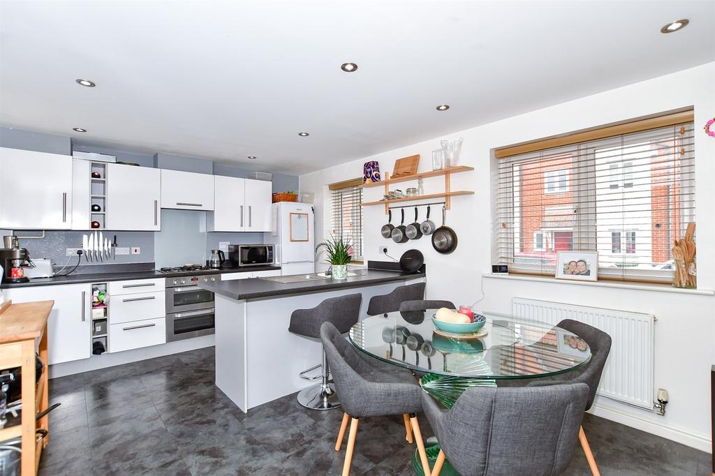 Melrose Close, Maidstone, Kent 3 bed detached house for sale £400,000
