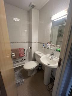 4 bedroom flat to rent, Hyde Grove, Manchester M13