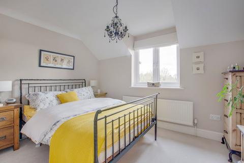 9 Groves Close, Bourne End, SL8 5JP