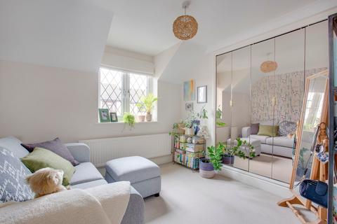 9 Groves Close, Bourne End, SL8 5JP