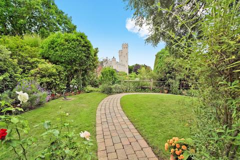 4 bedroom detached house for sale - Tower Gardens, Claygate, KT10