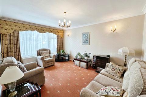 4 bedroom semi-detached house for sale - Richmond Close, Whitefield, M45