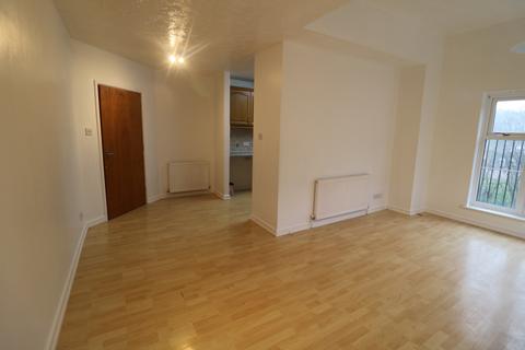 2 bedroom flat to rent, Godstone Road, Purley CR8