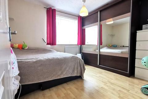 1 bedroom flat for sale, Danbury Crescent, South Ockendon, Essex, RM15 5BX
