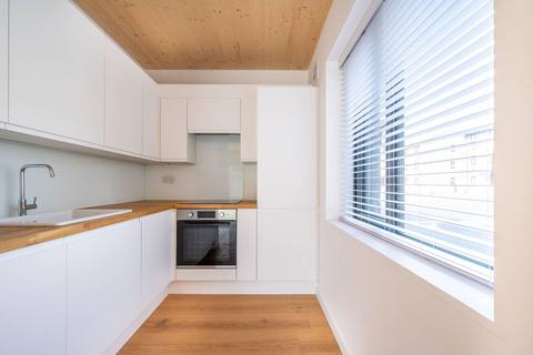 3 bedroom flat to rent - Chobham Road, Stratford, London, E15