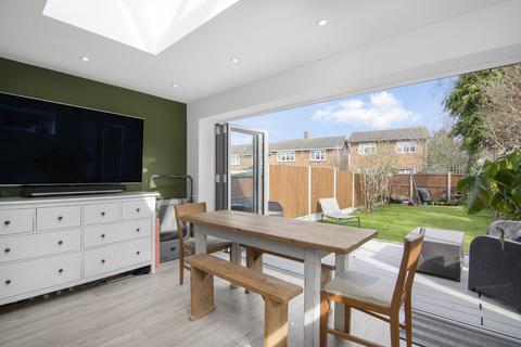 16 The Poplars, Abridge, Romford, RM4 1BB