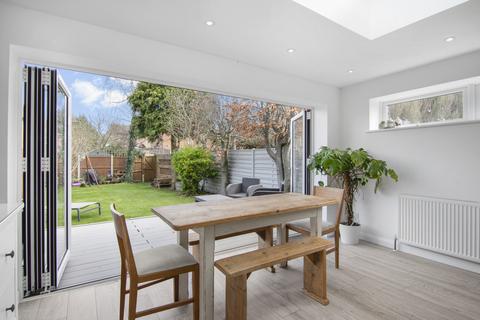 16 The Poplars, Abridge, Romford, RM4 1BB