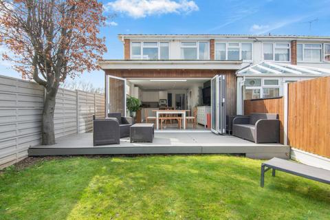 16 The Poplars, Abridge, Romford, RM4 1BB