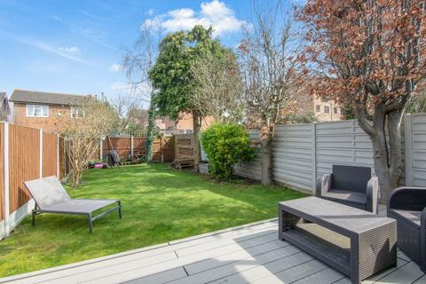 16 The Poplars, Abridge, Romford, RM4 1BB