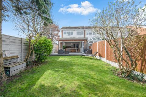 16 The Poplars, Abridge, Romford, RM4 1BB