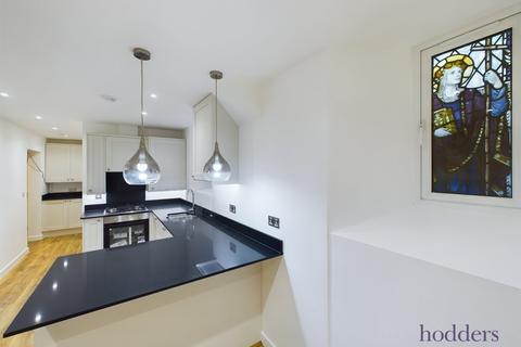 1 bedroom apartment for sale, Longcross Road, Longcross, Surrey, KT16