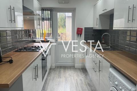 4 bedroom semi-detached house to rent, Gerard Avenue, Coventry