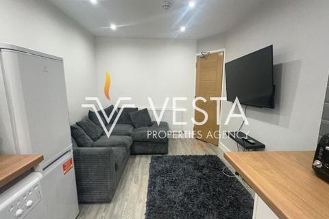 4 bedroom semi-detached house to rent, Gerard Avenue, Coventry