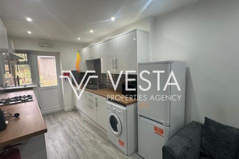 4 bedroom semi-detached house to rent, Gerard Avenue, Coventry