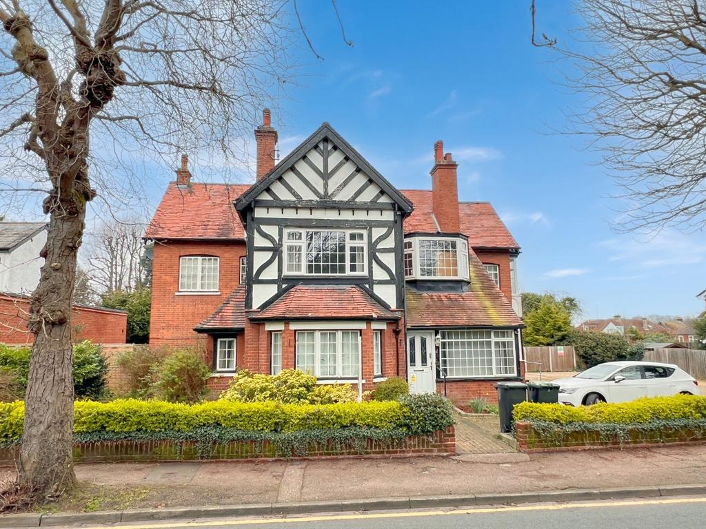 Compton Avenue, Luton, Bedfordshire, LU4 17 bed detached house for sale