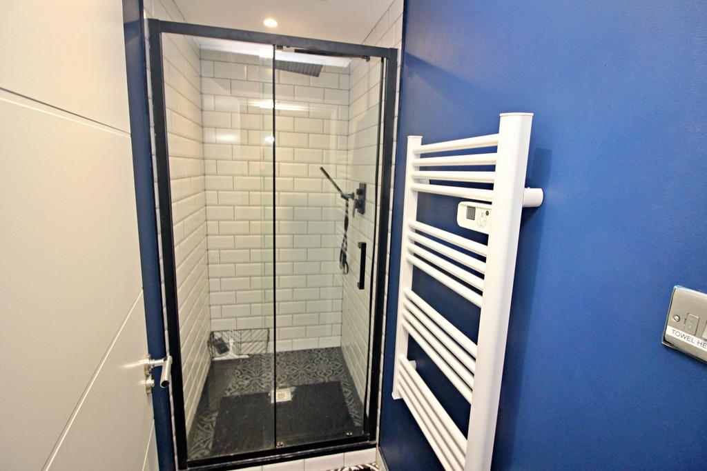 Separate Shower Room