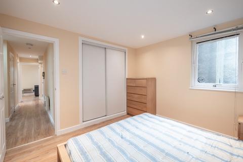 5/2 Largo Place, Edinburgh, EH6 4AG