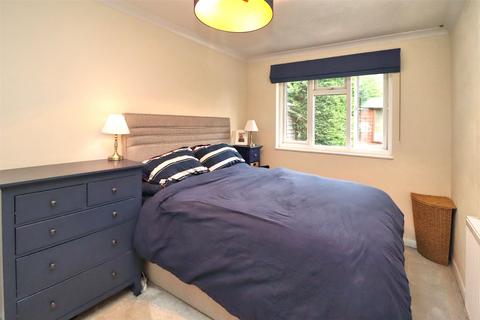 2 bedroom bungalow for sale, Woking, Woking GU21