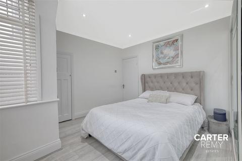 2 bedroom flat for sale, Grey Towers Avenue, Hornchurch, RM11