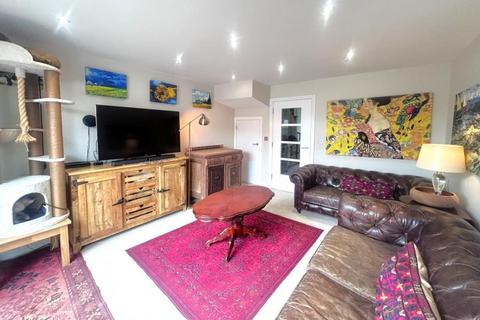 3 bedroom terraced house to rent, Binfield Close, Surrey KT14