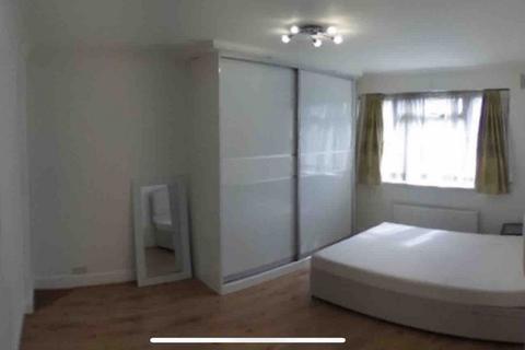 4 bedroom bungalow to rent - Lyndhurst Avenue, Pinner, HA5 3UZ