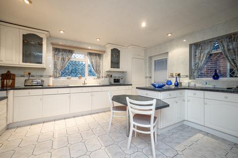 4 bedroom bungalow for sale - Butts Hill Road, Woodley, Reading, RG5 4NT