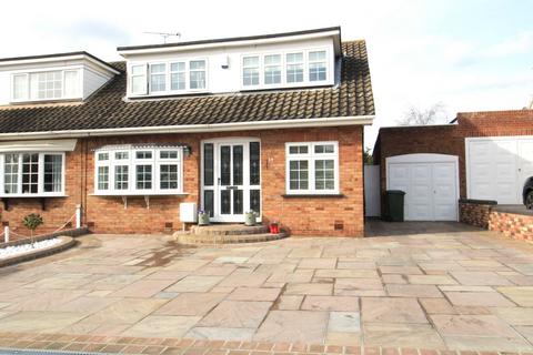 3 bedroom semi-detached house for sale - The Meads, Upminster RM14