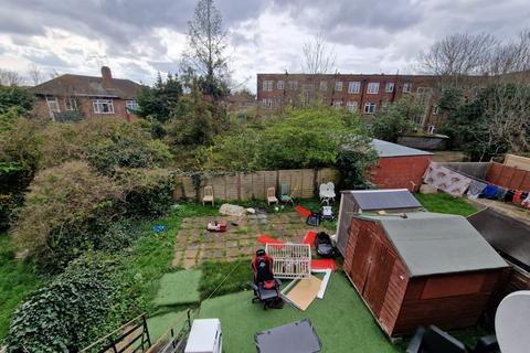 2 bedroom flat to rent, London NW10