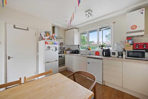 3 bedroom house to rent, Heather Close, London, SW8 3BT