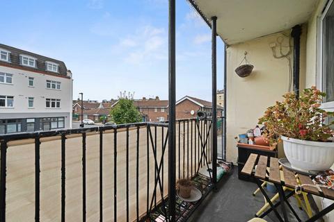 3 bedroom house to rent - Heather Close, London, SW8 3BT