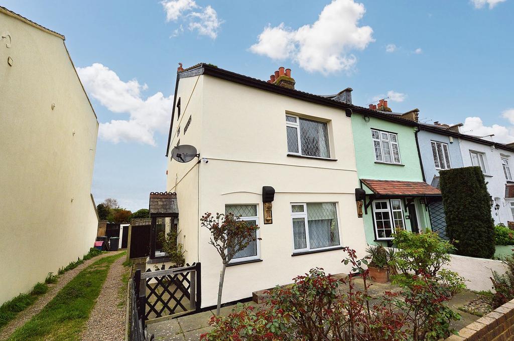 Wakering Road, Shoeburyness, SS3 2 bed cottage for sale £330,000