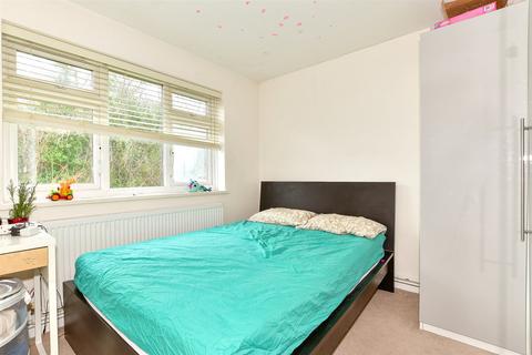 2 bedroom flat for sale - Edgeworth Close, Whyteleafe, Surrey