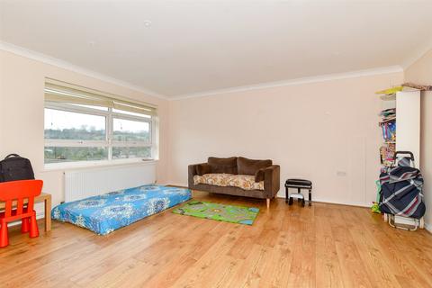 2 bedroom flat for sale, Edgeworth Close, Whyteleafe, Surrey