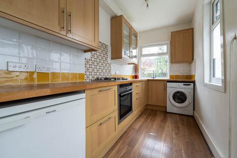 2 bedroom flat for sale - Hainault Road, London E11