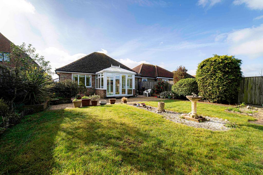Foxdene Road, Seasalter, CT5 3 bed semidetached bungalow for sale £