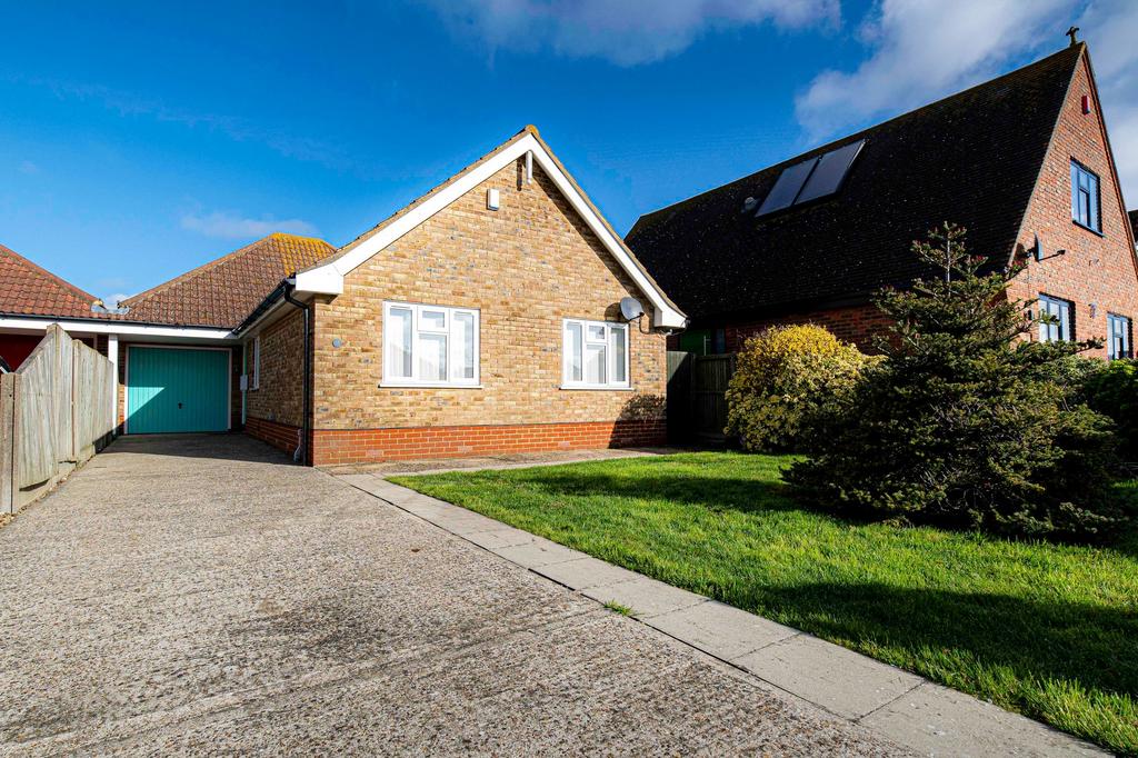 Foxdene Road, Seasalter, CT5 3 bed semidetached bungalow for sale £