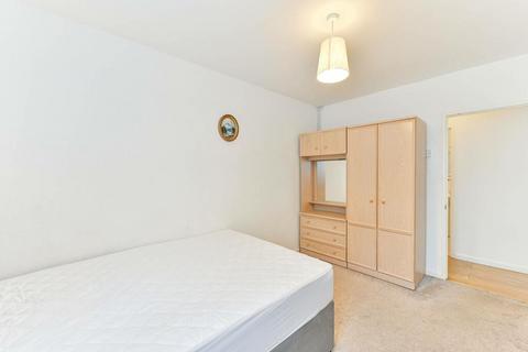 3 bedroom flat to rent, Scrutton Close, Clapham, SW12