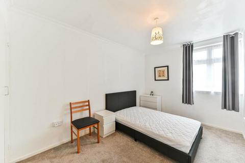 3 bedroom flat to rent, Scrutton Close, Clapham, SW12