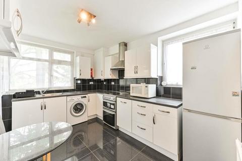 3 bedroom flat to rent, Scrutton Close, Clapham, SW12