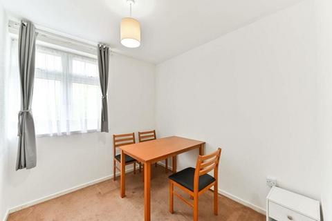 3 bedroom flat to rent, Scrutton Close, Clapham, SW12