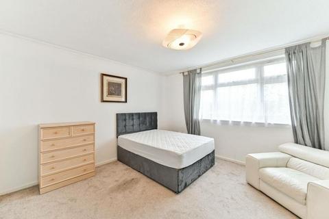 3 bedroom flat to rent, Scrutton Close, Clapham, SW12
