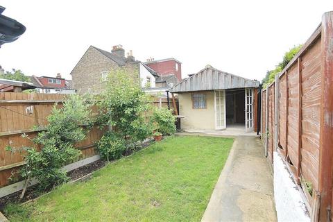 3 bedroom terraced house to rent, Winterbourne Road, Thornton Heath, CR7