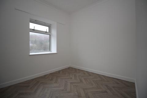 2 bedroom flat to rent, High Street, Bridgend, CF32 7AD
