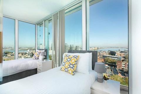 2 bedroom penthouse to rent - 2 Greens End,, London, SE18