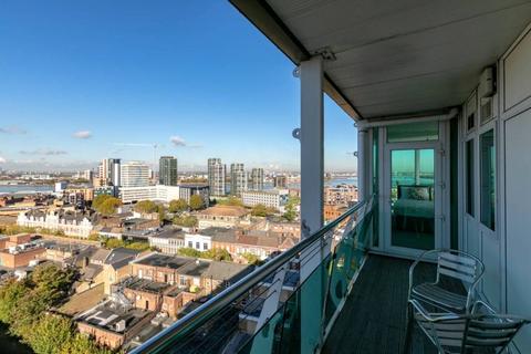 2 bedroom penthouse to rent, Geens End, London, SE18