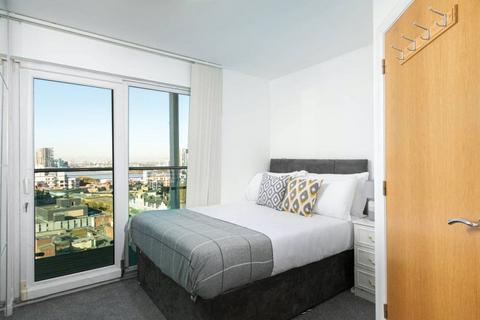 2 bedroom penthouse to rent, Geens End, London, SE18