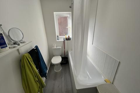 Flat B, 20b Winslow Grove, London, E4 6EU