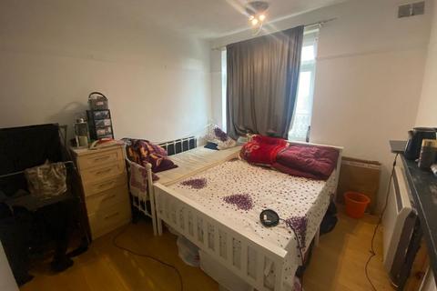 2 bedroom flat for sale, 68B Whalebone Lane South, Dagenham, Essex, RM8 1BB